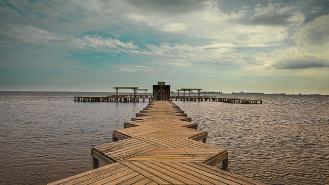 pasarela de madera en medio del mar