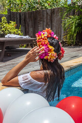 Femme habillée avec une couronne de fleurs dans la piscine  