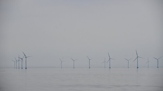 Farma turbin wiatrowych we mgle na morzu P&oacute;łnocnym