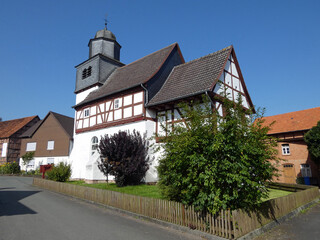 Fototapeta na wymiar dorfkirche elleringhausen im landkreis waldeck-frankenberg