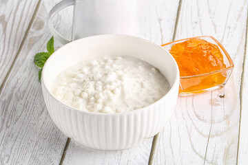 Grain curd with cream and jam
