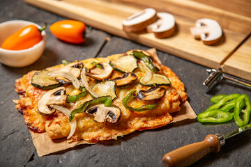 Porción de pizza rectangular, con verduras, pollo a la parrilla, BBq, tomate, mozzarella,...