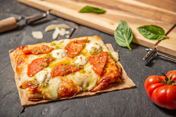 Porción de pizza rectangular, con verduras, pollo a la parrilla, BBq, tomate, mozzarella,...