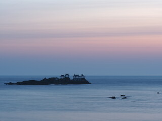 遠くにある島と夜明け前の綺麗な空