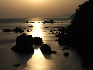 海岸の岩と夜明けの空