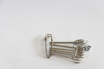Conjunto de alfileres imperdibles, de metal sobre superficie color gris