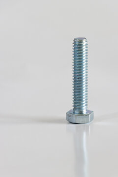 perno met&aacute;lico en posici&oacute;n vertical sobe superficie lisa