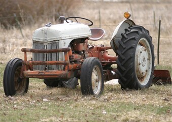 Obraz premium old rusty tractor
