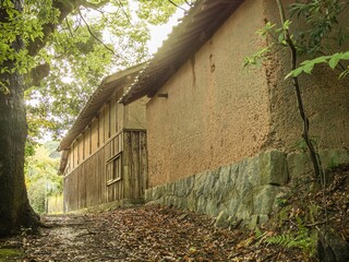古民家の土壁と道