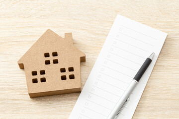 チェックリストと家のオブジェ
