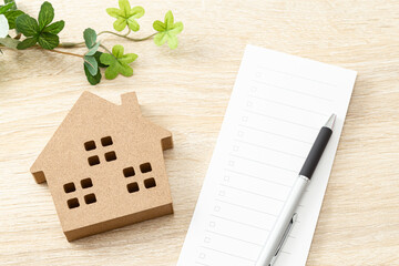 チェックリストと家のオブジェ