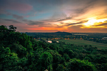 panoramic background of high mountain scenery, overlooking the atmosphere of the sea, trees and wind blowing in a cool blur, spontaneous beauty