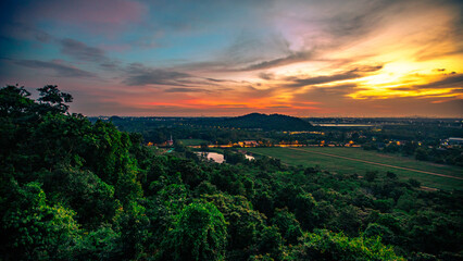 panoramic background of high mountain scenery, overlooking the atmosphere of the sea, trees and wind blowing in a cool blur, spontaneous beauty