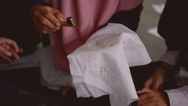 the process of making motifs on batik cloth. The nglowong process is the process of attaching wax candles to cloth using canting media
