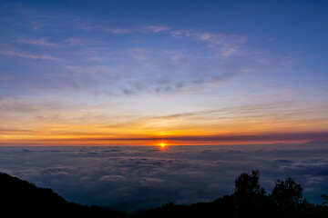 Fototapeta premium The beautiful view of the sun rising above the sea of ​​clouds is so exotic and full of magic