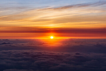 Fototapeta na wymiar The beautiful view of the sun rising above the sea of ​​clouds is so exotic and full of magic