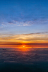Fototapeta na wymiar The beautiful view of the sun rising above the sea of ​​clouds is so exotic and full of magic