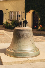 Obraz premium The Wishing Bronze bell in Kanonia Square in the old town of Warsaw, Poland Old town cracked bell from the cathedral now in town square. Tourist attraction travel destination