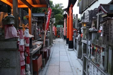 Tafelkleed  The scene of subordinate shrines in the precincts of Fushimi-inari-taisha Shrine in Kyoto city 京都市の稲荷大社境内にある末社群の風景　 © SAGURI　YUKIO
