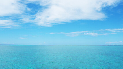 Fototapeta na wymiar 青く美しいモルディブの珊瑚と海と空OLYMPUS DIGITAL CAMERA