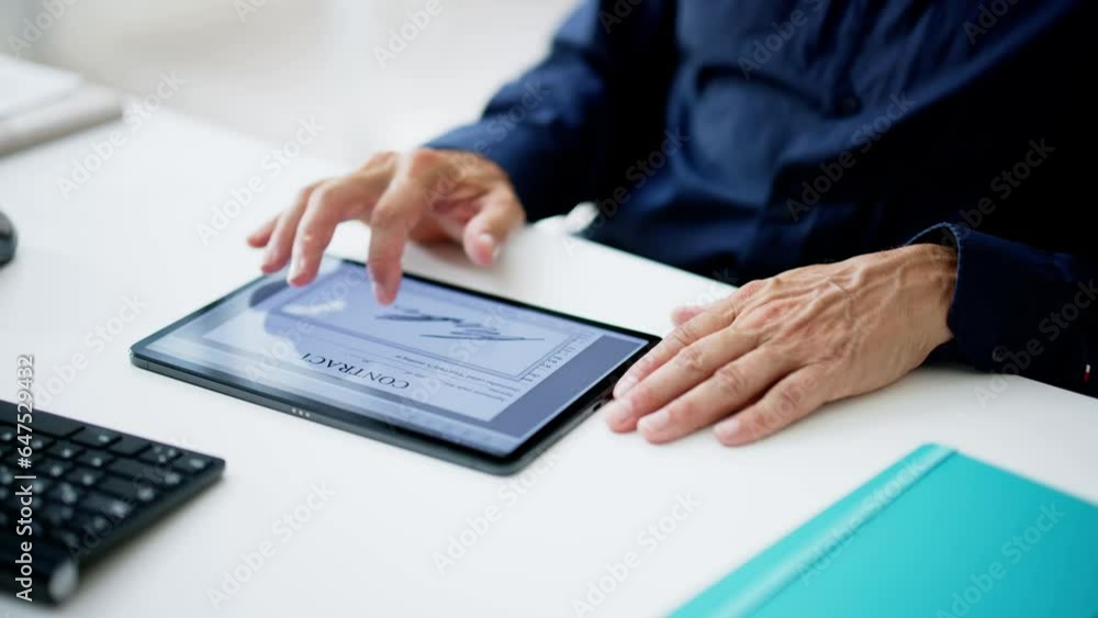 Poster contract e signature