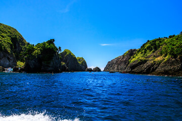 Fototapeta premium 美しい中木の海とヒリゾ浜渡船。日本国静岡県伊豆半島賀茂郡南伊豆町中木港。 2023年9月2日撮影。 