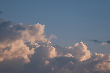 Fototapeta na wymiar Nuvole al tramonto, sfondo