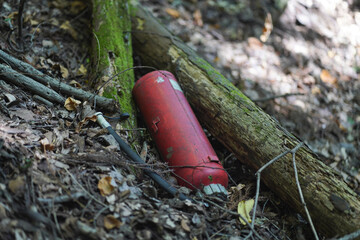 山に捨てられた消火器
