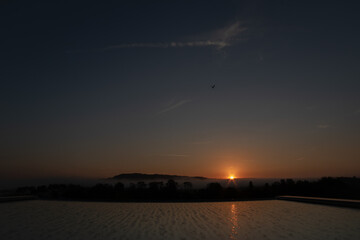Lumière dorée au crépuscule sur fond de nuages