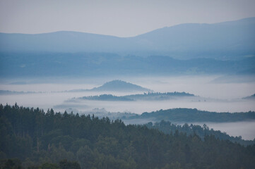 Mgła w górach, krajobraz Jeleniej Góry, w Karkonoszach © Freshfanpage