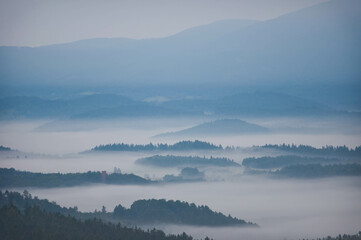 Mgła w górach, krajobraz Jeleniej Góry, w Karkonoszach