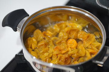 梅シロップから取り出した梅の実を煮る様子