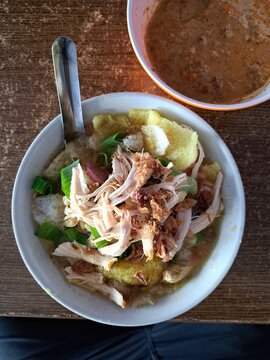Sroto is the name for soto in the Banyumas version. The characteristic of Sroto Sokaraja is the use of peanut and ketupat chili sauce, vermicelli, spring onions, crackers, shredded chicken or beef.