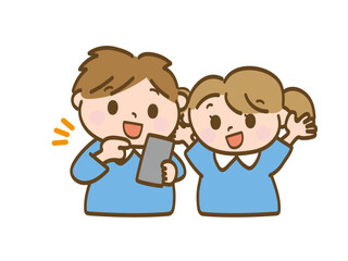 スマホ操作をする男の子と女の子_保育園児の兄妹