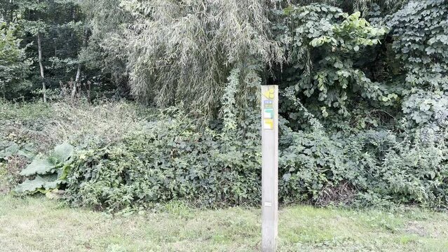 Panneau de signalisation chemin de randonn&eacute;e - biard - Poitiers - Vienne