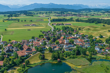 Fototapeta na wymiar Ausblick über Iffeldorf ins oberbayerische Alpenvorland 