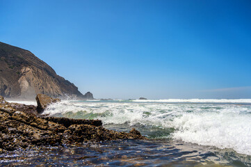 Wildes Meer mit hohen Wellen an der Küste Portugals