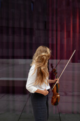 Geigenspielerin vor rotem Vorhang. Musikerin on Stage.
Violin player in front of red curtain....