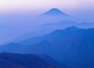 雁ヶ腹摺山から眺める夜明けの富士山　山梨県大月市にて