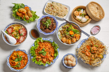 Différents plats asiatique sur une table blanche en bois. Ensemble des plats. Divers plats asiatiques.