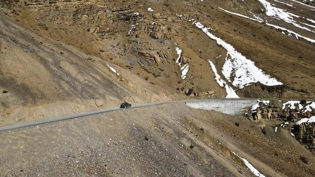 drone flowing a car in spiti valley himachal pradesh driving mountains Himalaya india landscape 
