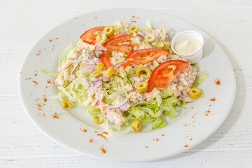 Salade orientale composée de tomates, olives, lardons à emporter.