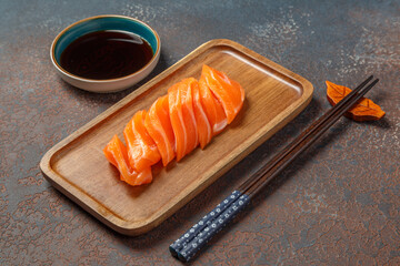 Sashimi de saumon sur une ardoise avec une sauce soja. Art culinaire japonais.