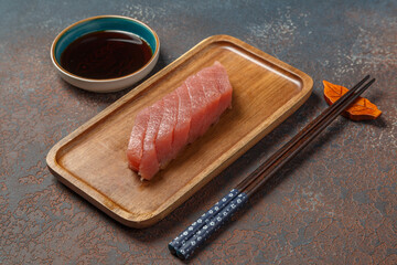 Sashimi de saumon sur une ardoise avec une sauce soja. Art culinaire japonais.