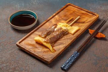 Yakitori boeuf fromage surr un plateau en bois et avec une sauce soja. Brochette de viande.  - obrazy, fototapety, plakaty