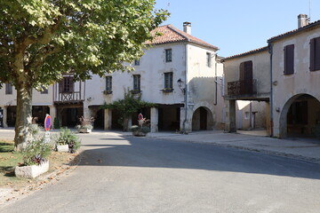 Fototapeta premium Rue typique, village de Fources, département du Gers, France