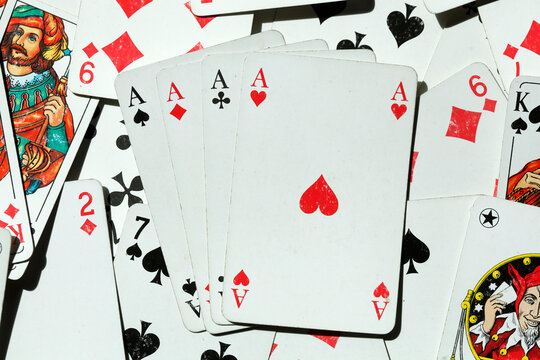 Vier Asse, Diverse bunte Spielkarten, Hintergrundbild, abstrakt