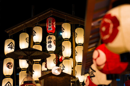 京都　祇園祭の宵山　四条傘鉾 （しじょうかさほこ）