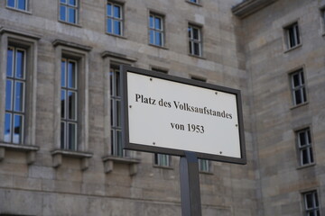 Schild "Platz des Volksaufstands von 1953" in Berlin am 14.09.2023