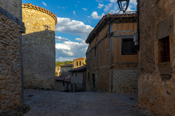 paseo por las calles del municipio medieval de calatañazor en la provincia de Soria, España